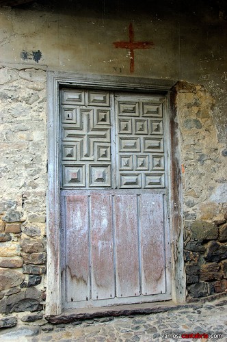 Puerta antigua en Potes