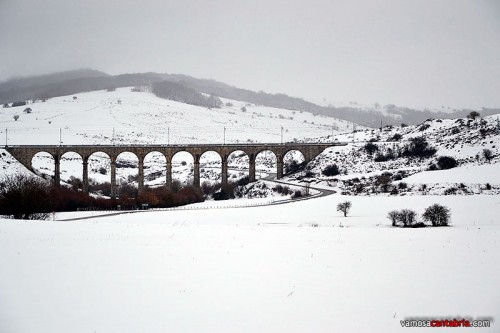 Viaducto en la nieve