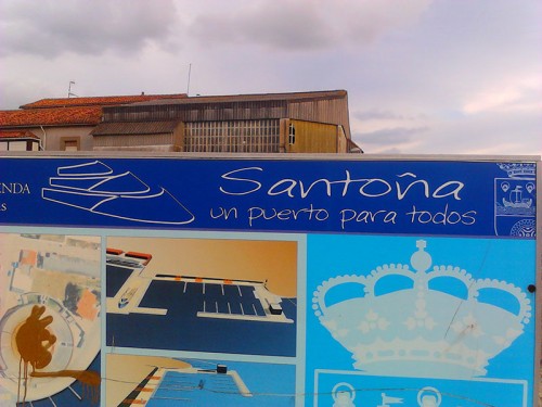 Cartel en el puerto de Santoña