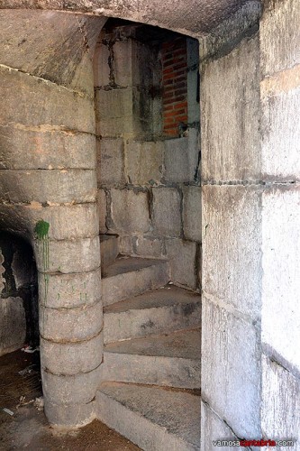 Escalera de subida a la torre