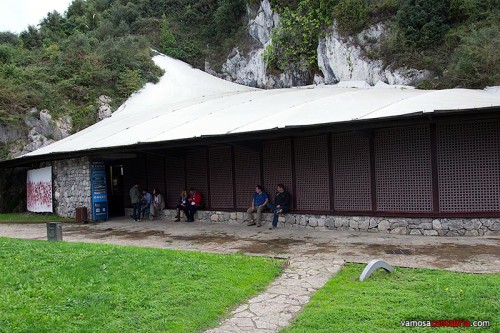 Entrada a la cueva de El Castillo