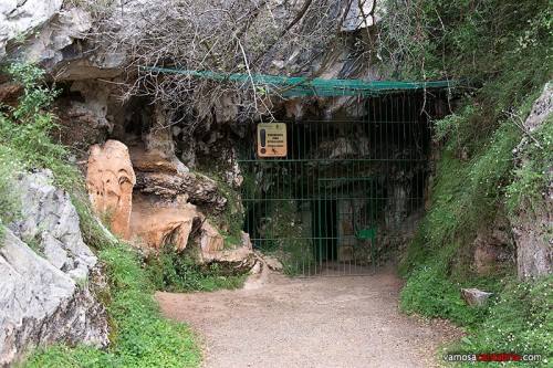 Entrada a la cueva de Las Monedas