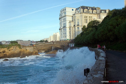 Ola batiendo contra el muelle en Biarritz III