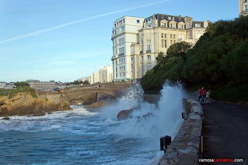 Ola batiendo contra el muelle en Biarritz IV