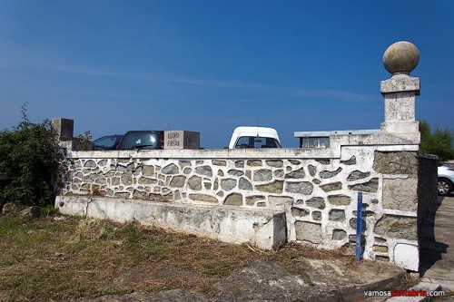 Muro con inscripciones en Cabo Mayor