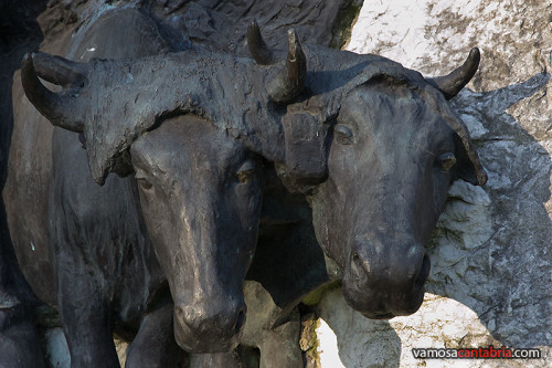 Vacas en la estatua a Pereda
