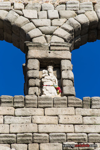 Figura en el acueducto de Segovia