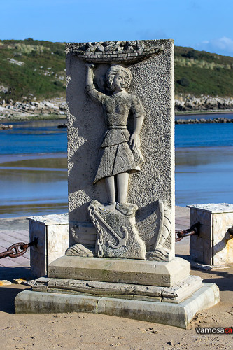 Frontal del monumento a la pescantina en Suances