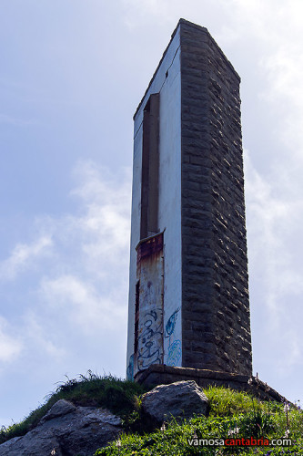 Torre de bocinas de Cabo Mayor por detrás