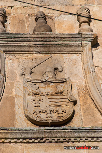 Escudo en la Torre de los Alvarado I