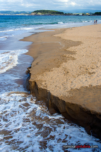 El mar llevándose arena del Sardinero III