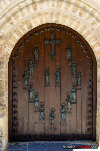 Puerta con santos