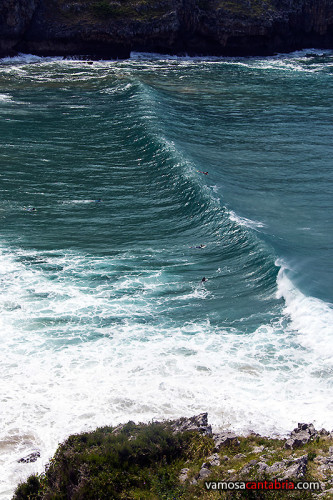 Surferos en la ola