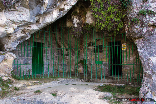 Entrada a la cueva Covalanas