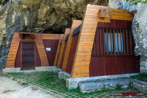 Oficina del guia de la cueva Covalanas