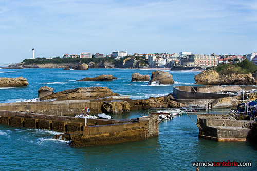 Biarritz con el faro al fondo