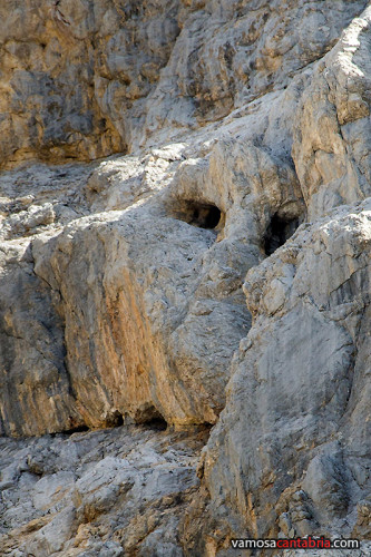 Una cara en la roca II