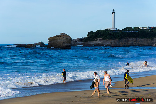 Playa de Biarritz con el faro al fondo
