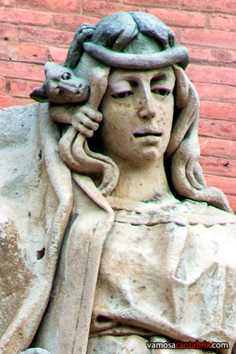 Estatua sobre la Puerta de las Virtudes II
