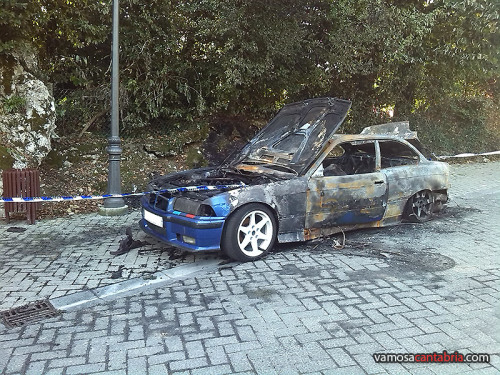 BMW quemado en Solares I