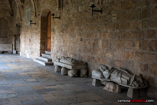 Figuras durmientes en la catedral de Santander