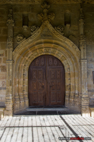 Puerta principal de la iglesia