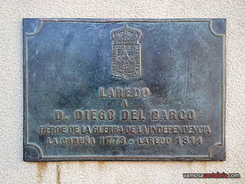 Placa en la estatua de Diego del Barco en Laredo