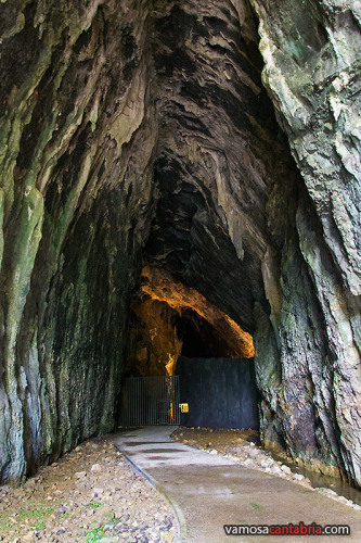 Entrada a la Cueva de Cullalvera II