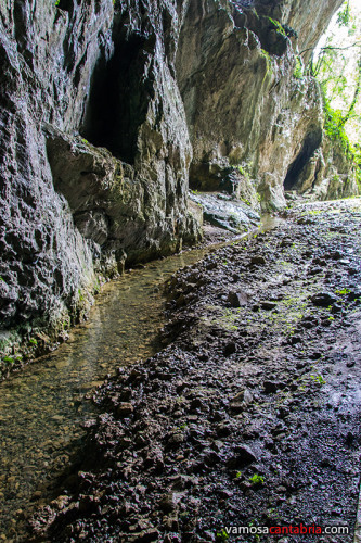 Entrada a la Cueva de Cullalvera III