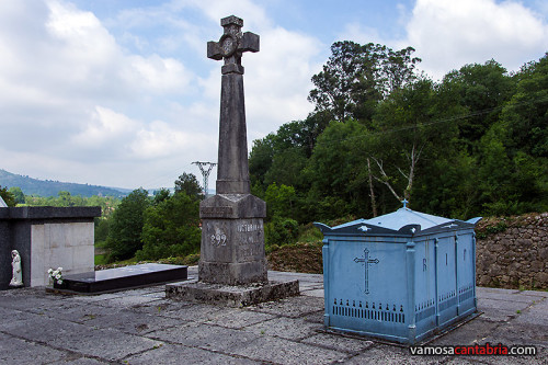 Tumbas en el cementerio de La Cavada III