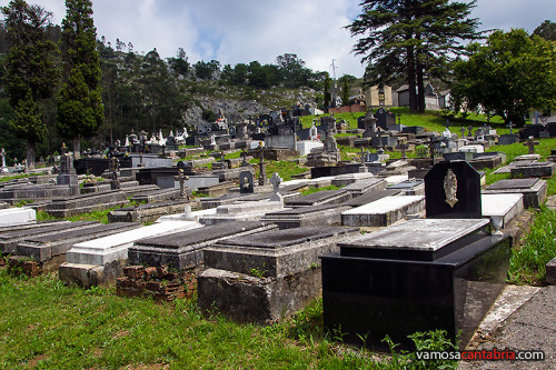 Tumbas en el cementerio de La Cavada I