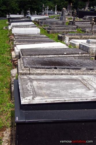 Tumbas en el cementerio de La Cavada II