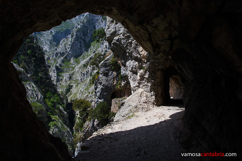 Túneles en la roca de la Ruta del Cares