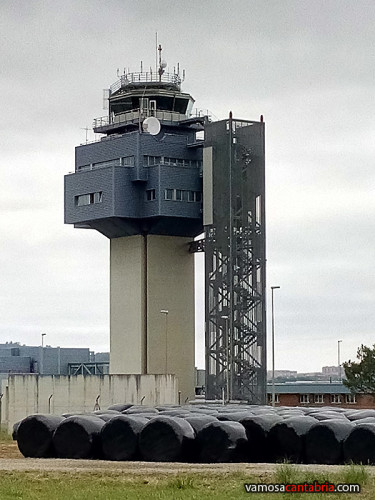 Torre del aeropuerto de Parayas en Santander