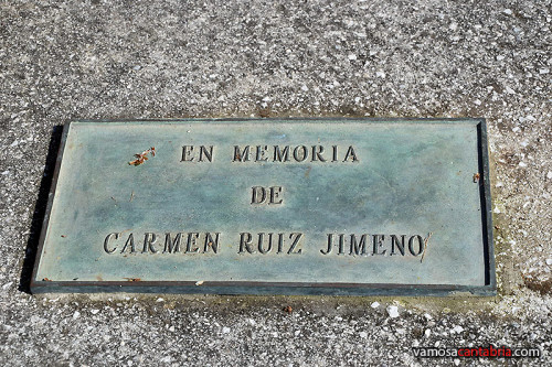 Placa del monumento a Carmen Ruiz Gimeno